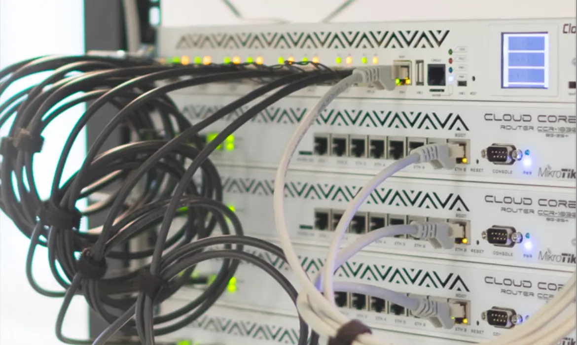 Urządzenia MikroTik CCR1036, w których obsłudze specjalizuje się Direct IT