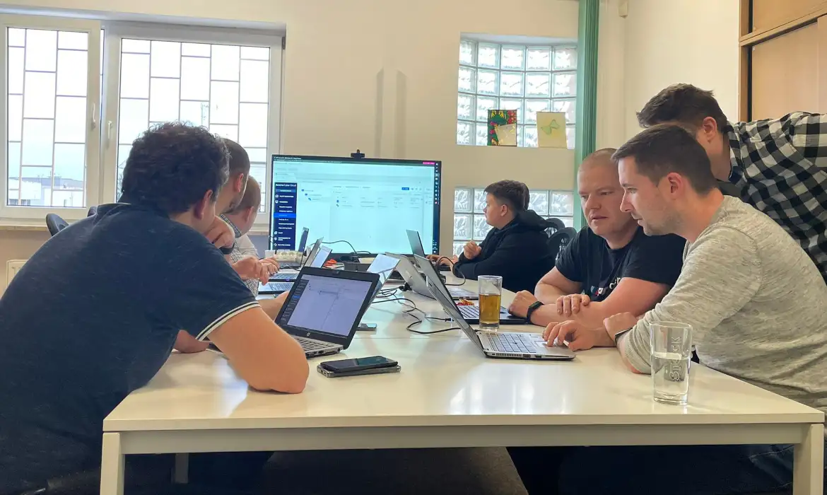 Zespół Direct IT w trakcie szkolenia z bezpieczeństwa i przywracania danych z Acronis oraz Dagma
