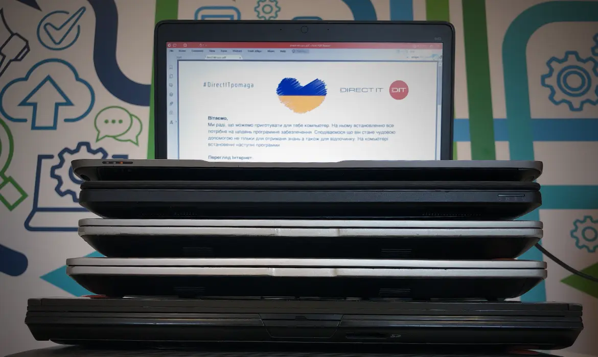 Stos laptopów zebranych w trakcie zbiórki na cele charytatywne